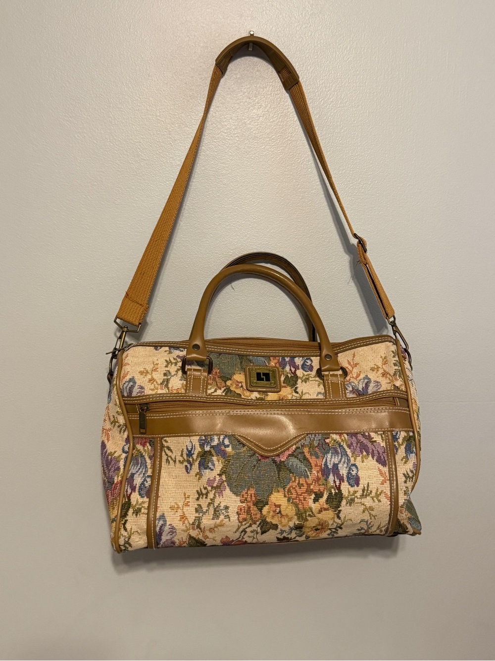 Vintage leisure, luggage tapestry floral tote bag